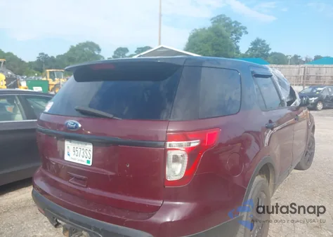 2013 Ford Police Interceptor z USA, uszkodzony, nr VIN 1FM5K8AR8DGA42341